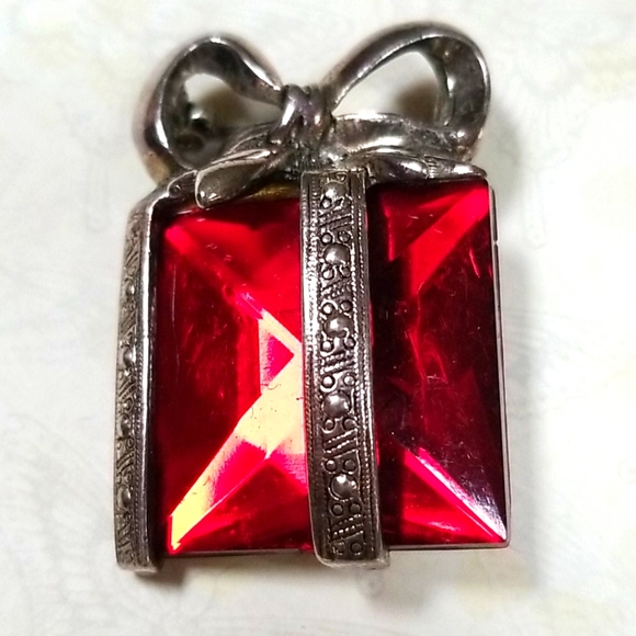 Vintage Festive Mid Century Ruby Glass Silver Tone Present Brooch Pin - Picture 3 of 11